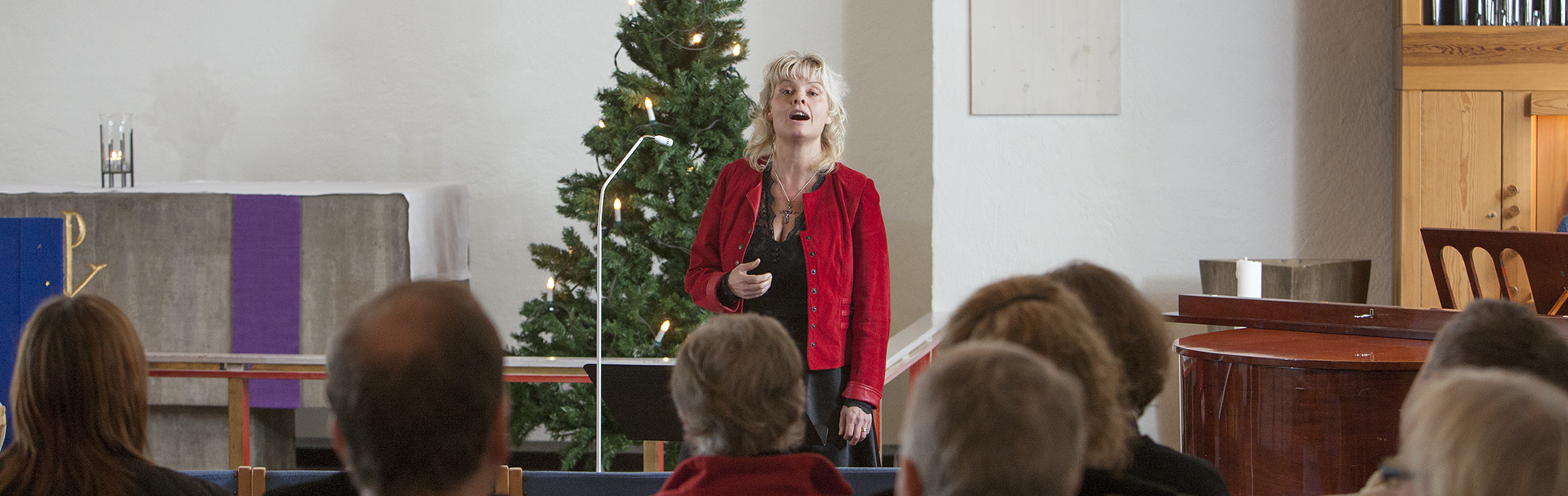 Christina Froh sjunger julsånger i Högåskyrkan i Tibro.